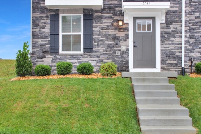 Building Photo - End-unit Townhouse with mountain views