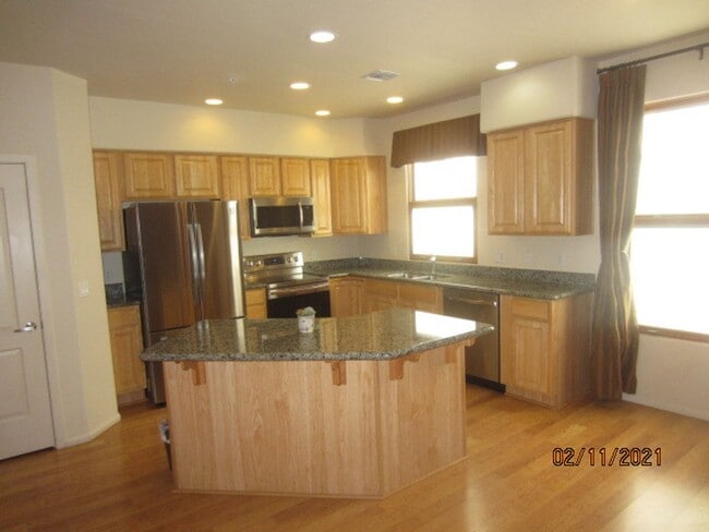 Building Photo - Fantastic home located in A Gated Communit...