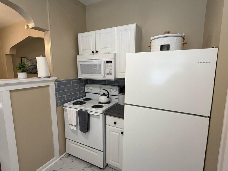 Building Photo - 2207 McCausland Ave