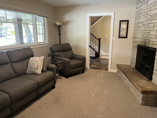 Building Photo - 701 Riverview Dr