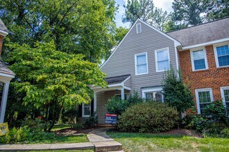 Building Photo - 3 Bedroom 2 Bath End Unit!