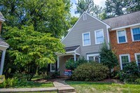 Building Photo - 3 Bedroom 2 Bath End Unit!