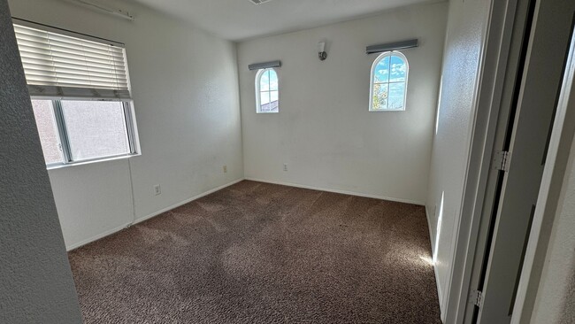 Building Photo - Charming # bedroom 2.5 Baths home for rent