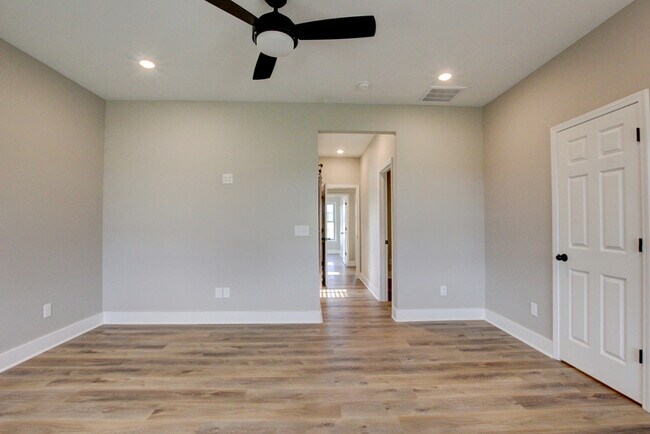 Building Photo - 102 Riverbend Dr