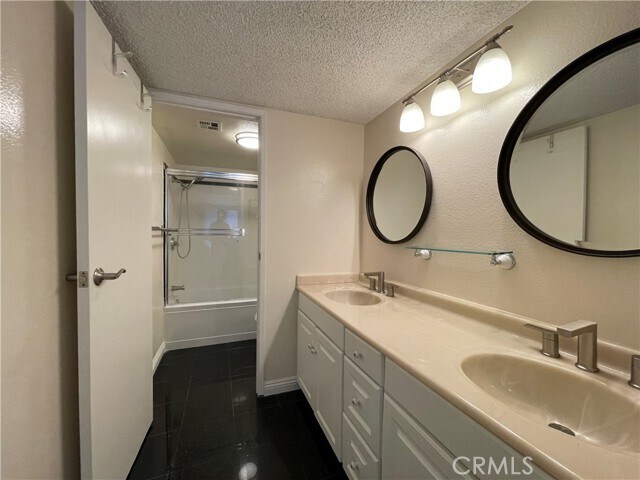 Building Photo - 5315 Village Cir Dr