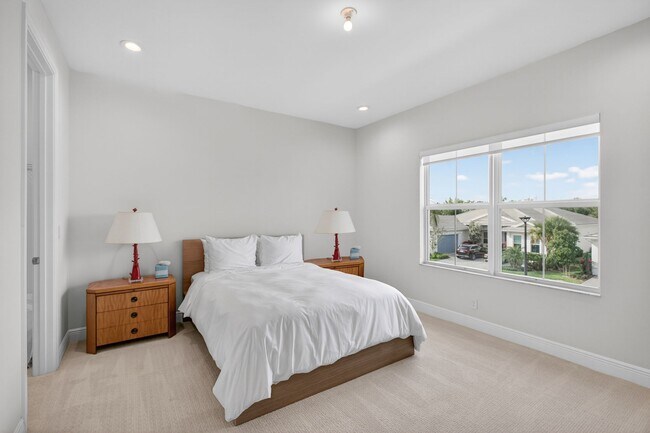 Building Photo - 9249 Crestview Cir