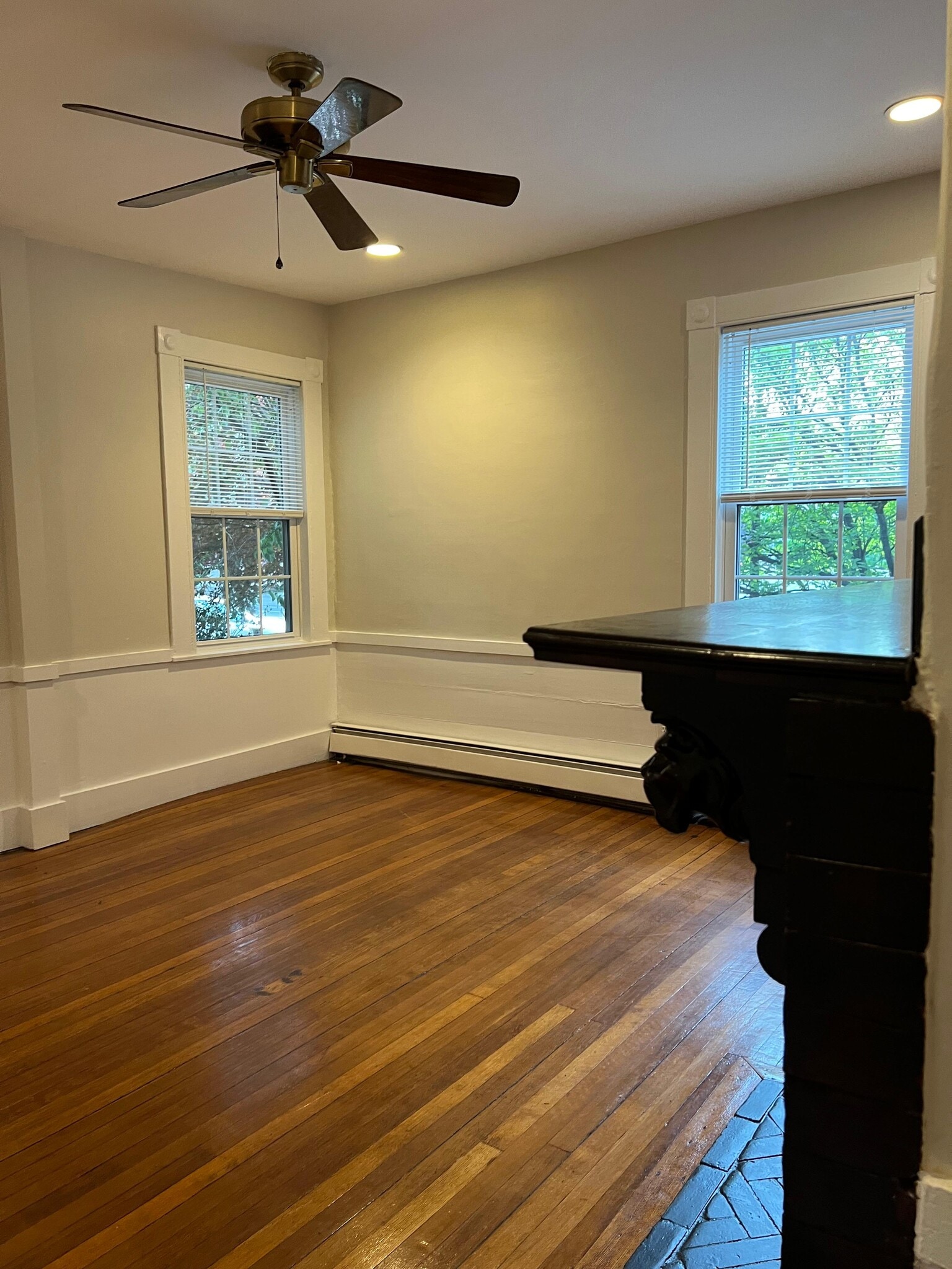 Living room with period detail and ornamental fireplace - 32 Lynde St