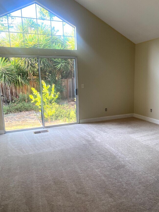 Building Photo - Pleasanton 3 Bd./2 Bath, Lots of Light, Top Rated Schools, Close to 580/680, Shopping & Restaurants
