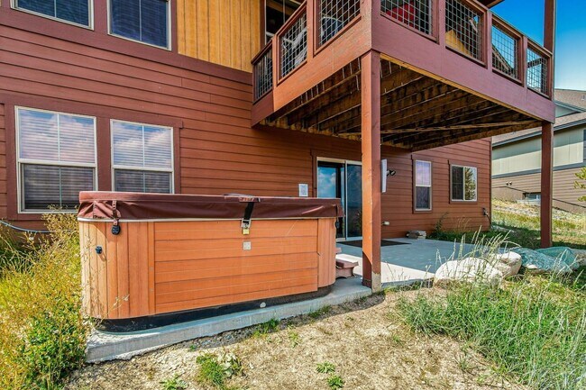 Building Photo - 120 Fairway Ln