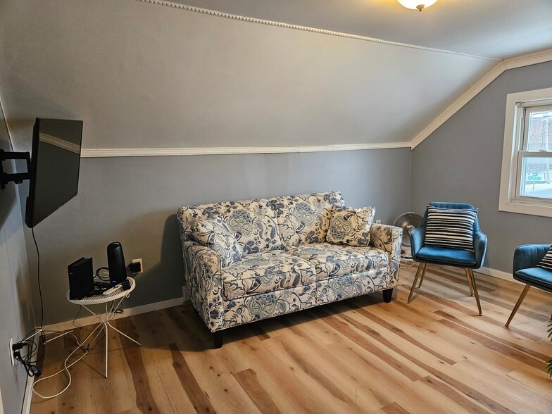 Building Photo - 6 4th Ave