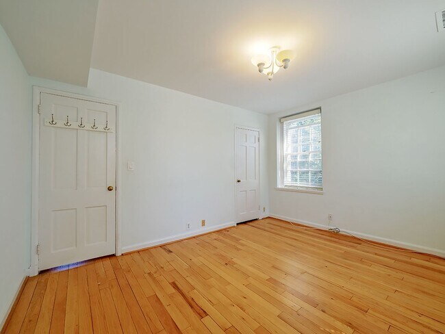 Building Photo - Sunny & Renovated 2BR 1BA in NW DC McLean Gardens Oasis!
