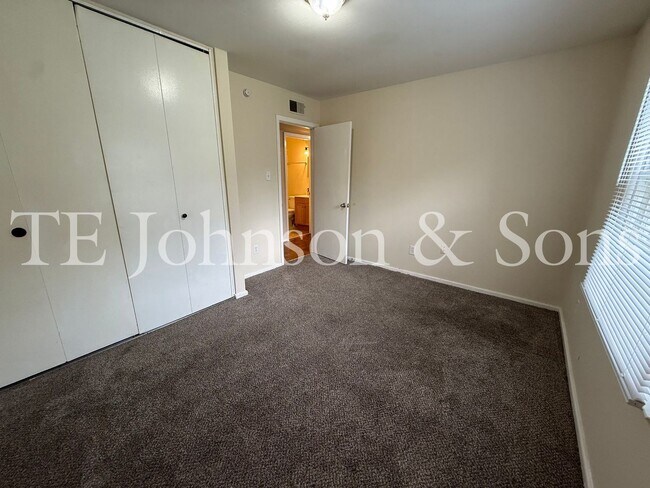 Building Photo - Charming 4 Bedroom Ranch with Fenced Yard and Hardwood Floors