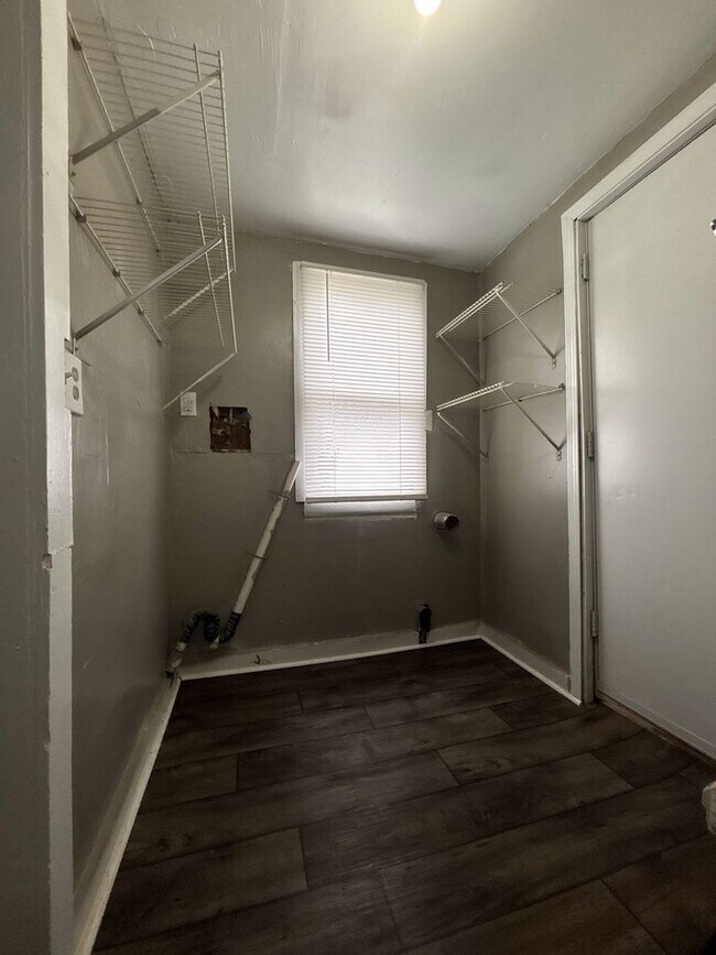 Building Photo - Affordable Elegance: 2-Bed, 1-Bath with Outdoor Oasis