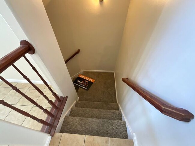 Building Photo - 6 bedroom 3 1/2 bathrooms 2 car garage Lar...