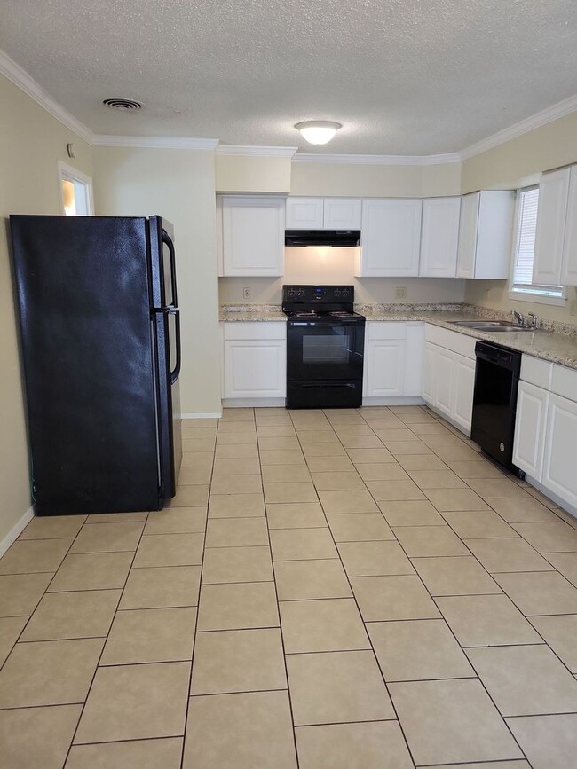 Building Photo - 3 BD 1.5 BA Ocean Springs Rental in the Go...