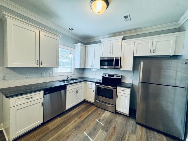 Building Photo - Newer Townhouse (Wiggington Place)