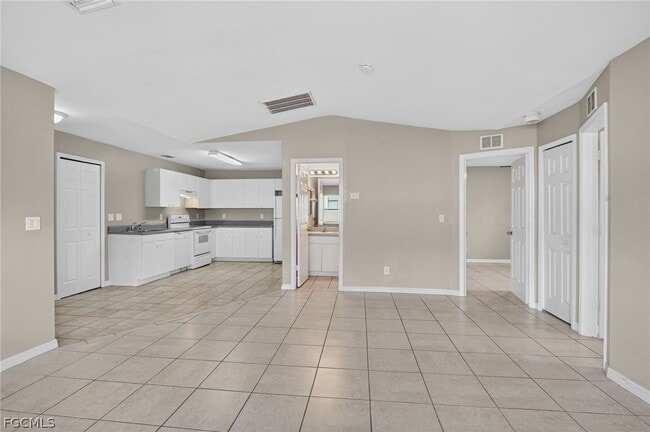 Building Photo - 848 Holmes Ave