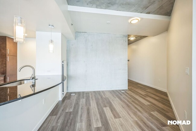 Building Photo - Best Value Luxe One Bedroom Downtown