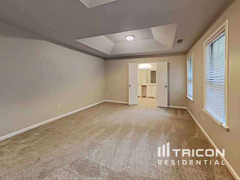Building Photo - 2752 Lakeside Dr SW
