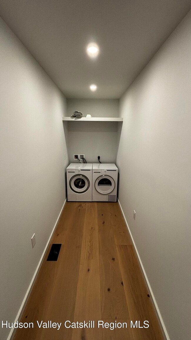 Building Photo - 13 Regal Rd