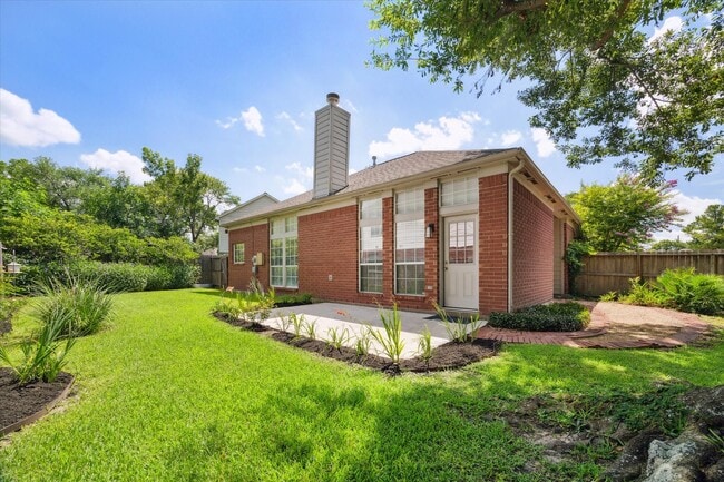 Building Photo - 15303 Laurel Knoll Cir