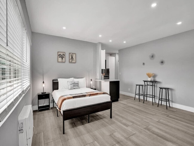 Building Photo - 906 N Riverside Dr