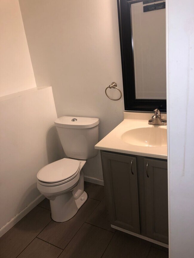 Building Photo - Beautiful Home next to Paddock Lake (3BR/1.5BA)