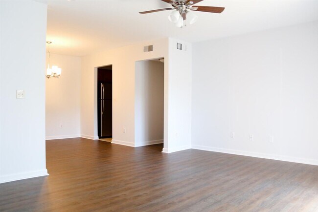 Building Photo - 515 Basswood Ave