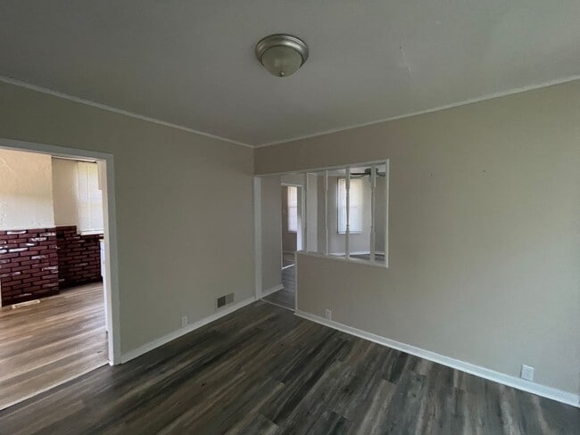 Building Photo - AVAILABLE NOW!! 3 BED 1 BATH SINGLE FAMILY...
