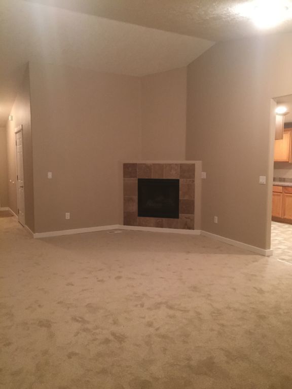 Building Photo - 3 bed/2 bath in Clover Ridge with AC, fenc...