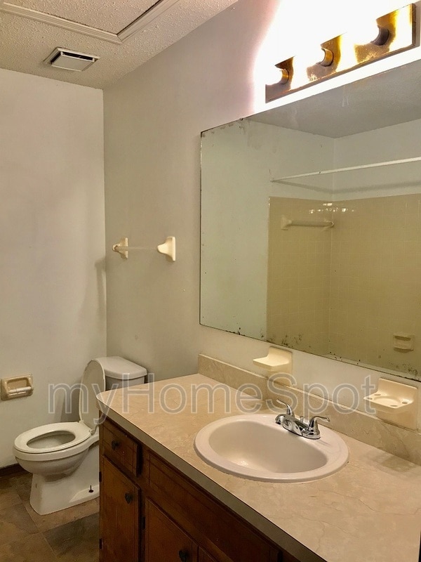 Building Photo - 10065 Hillview Dr