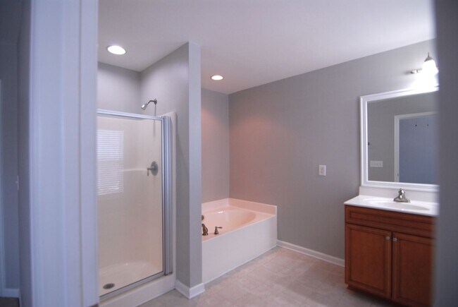 Building Photo - Resort style living 3 bedroom 2.5 bath Townhouse at MacIntosh on the Lake west of Burlington w/ 1...