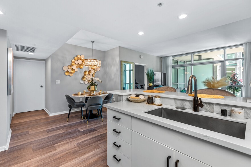 Building Photo - 13700 Marina Pointe Dr