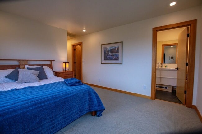 Building Photo - Stunning Holmes Harbor Home and Pet Friendly!