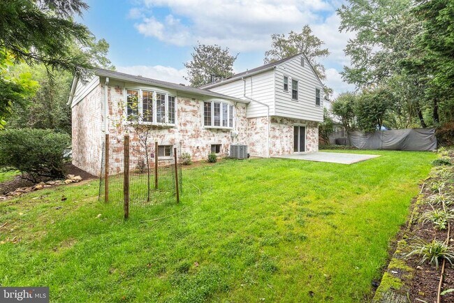 Building Photo - 615 Smallwood Rd