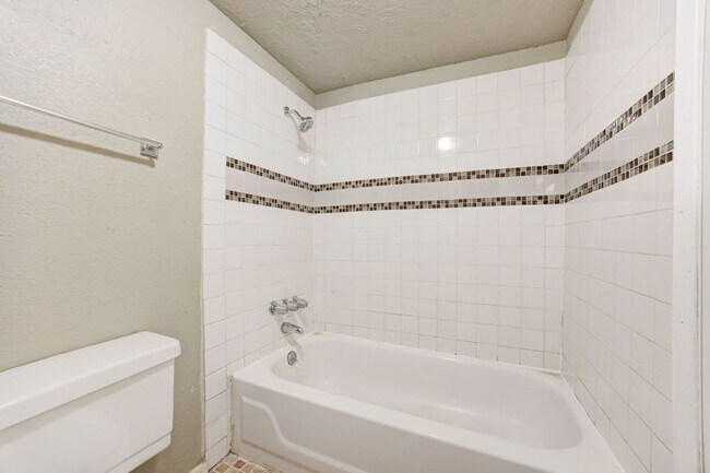 Building Photo - Cute Townhouse in the Heart of Norman, just minutes from OU!