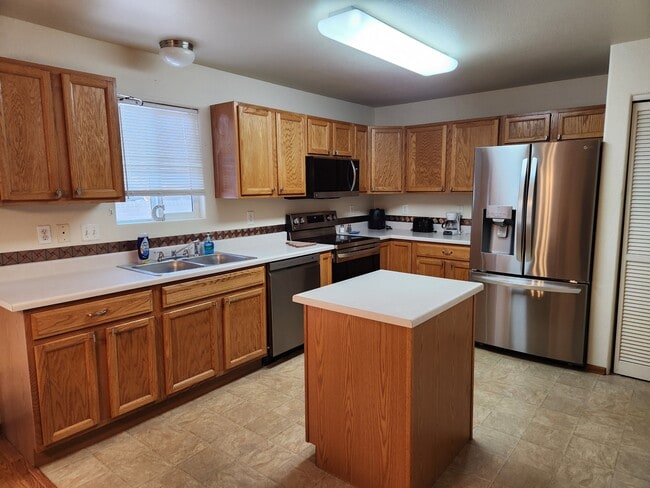 Building Photo - 4965 Universal Heights