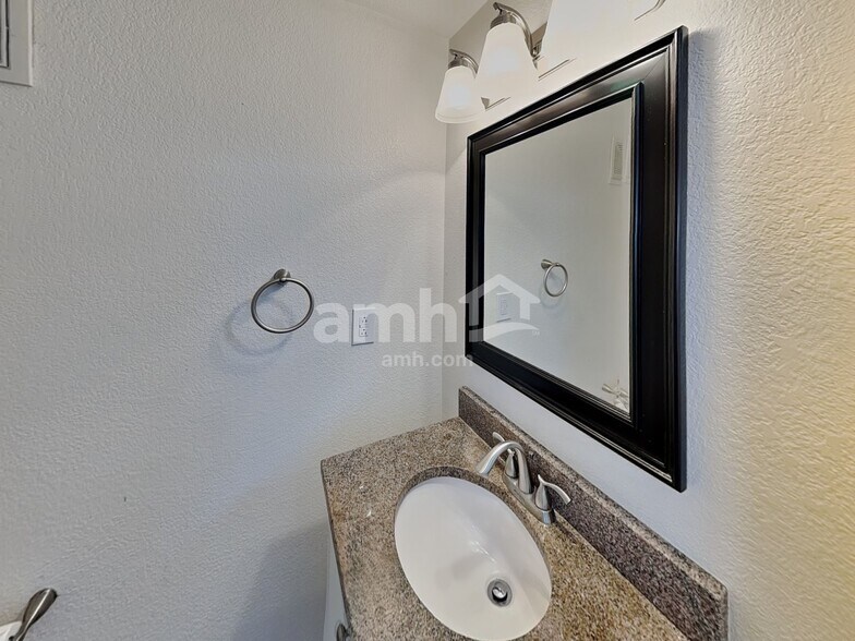 Building Photo - 5075 Pelican St