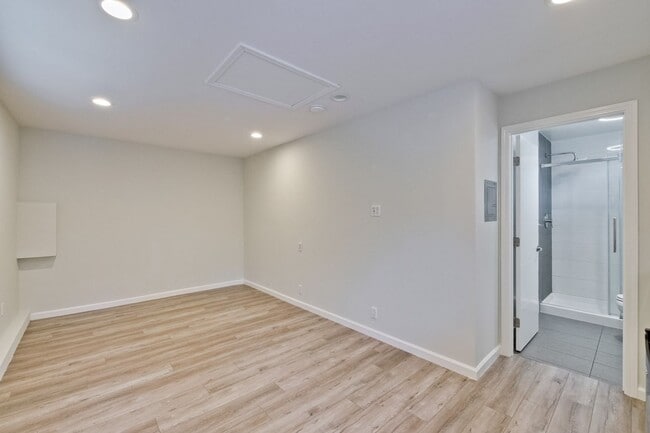 Building Photo - Amazing Studio Unit of a Triplex / Minutes from Apple