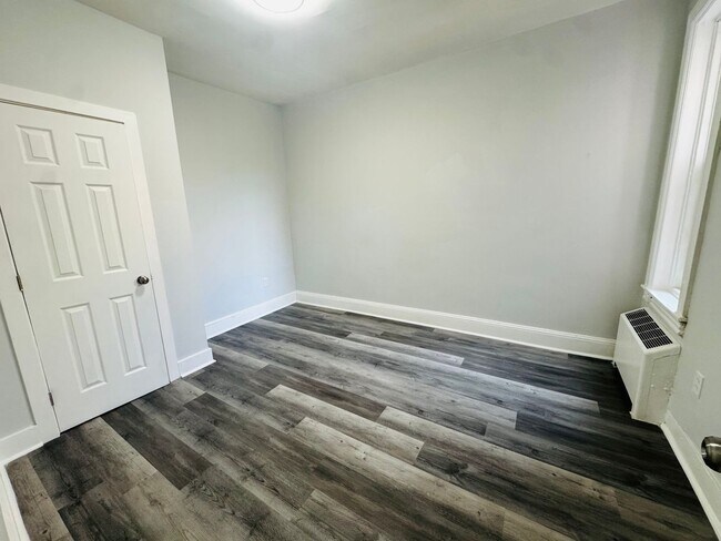 Building Photo - Large 4 bd Remodeled Section 8 Home!! Sect...