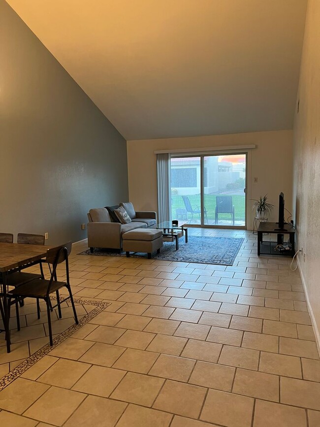 Building Photo - 10367 S Del Rey Dr