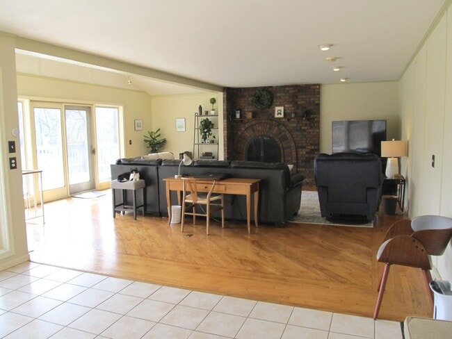 Building Photo - Five Bedroom Home on Portage Creek
