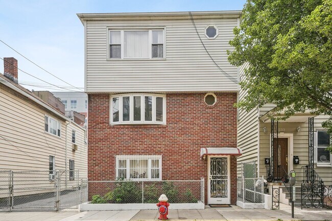 Primary Photo - 529 38th St
