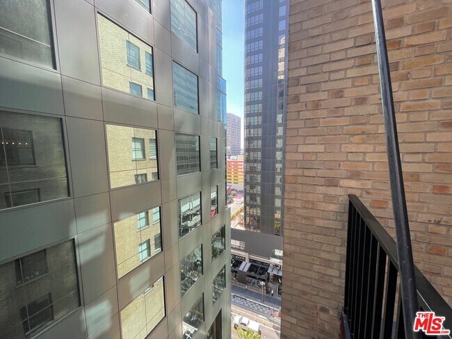 Building Photo - 727 W 7th St