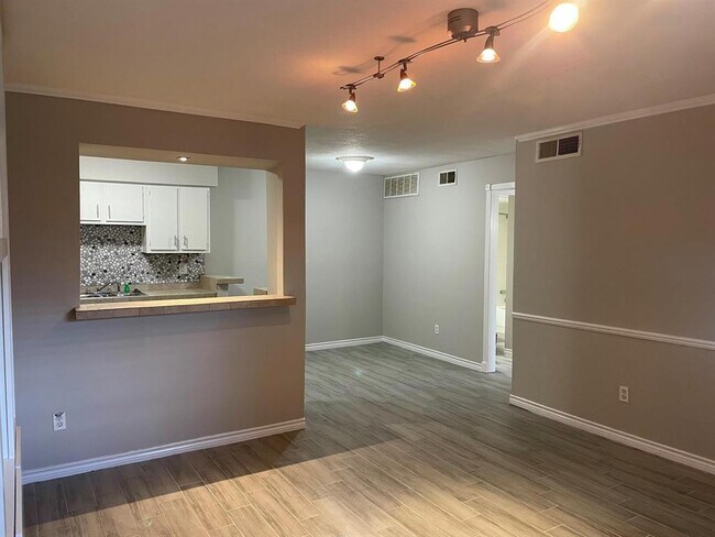 Building Photo - 845 Augusta Dr