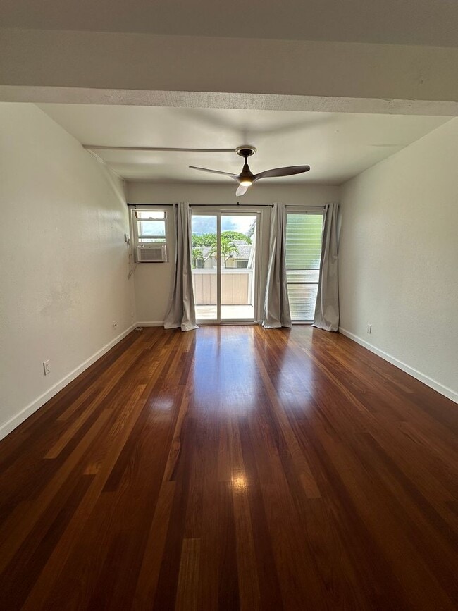Building Photo - Spacious, Fully Renovated, 3 bedroom 2 bat...