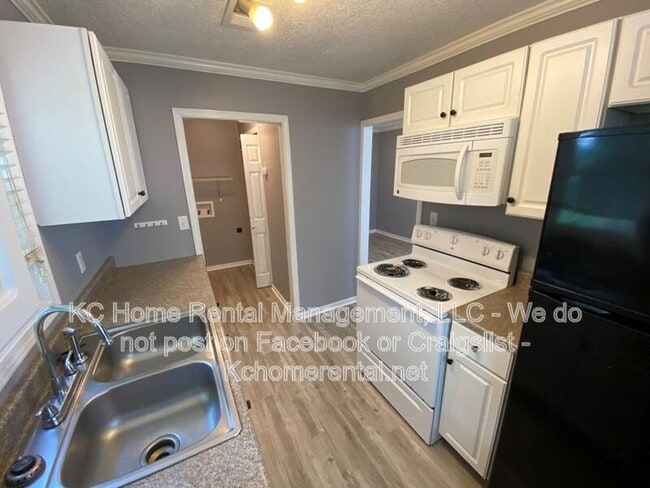 Building Photo - 704 NE 45th Terrace