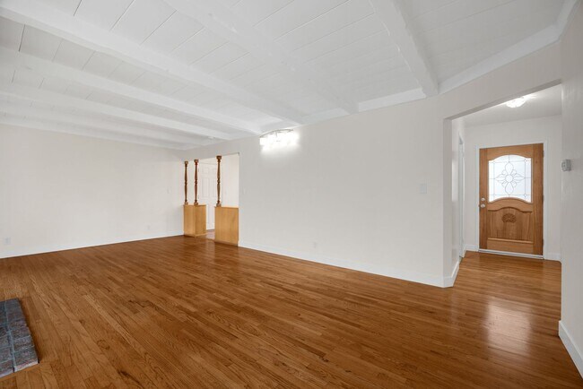 Building Photo - Desirable Fullerton Home 4 Bed 2 Bath w/ Pool & Jacuzzi