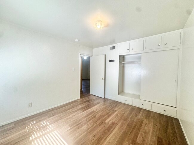 Building Photo - Single-story, spacious 2 bed condo, 1 bath...