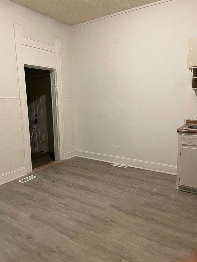 Building Photo - 3 bedroom 2 Bath $875